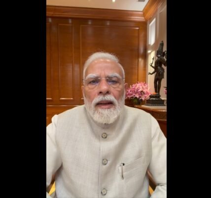 PM Modi called upon the youth to unite and work for India.