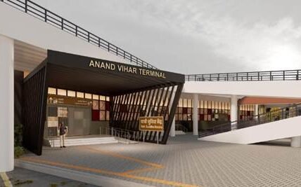 Railway Minister reviewed the progress of work on passenger holding areas at Anand Vihar and Udhna stations