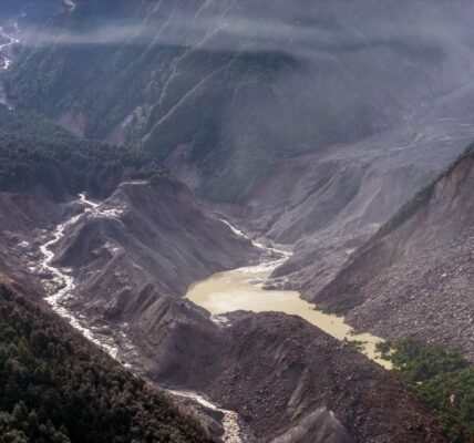 death toll from devastating floods in Nepal and Tibet has risen to 538