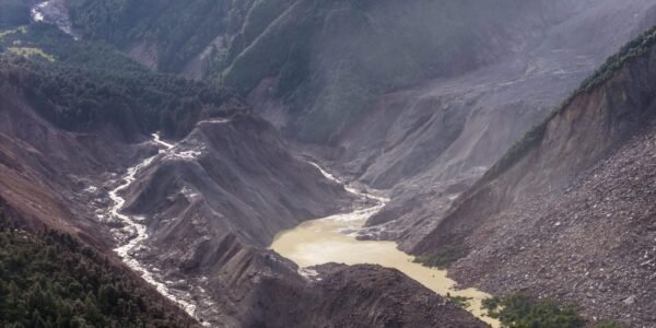 death toll from devastating floods in Nepal and Tibet has risen to 538