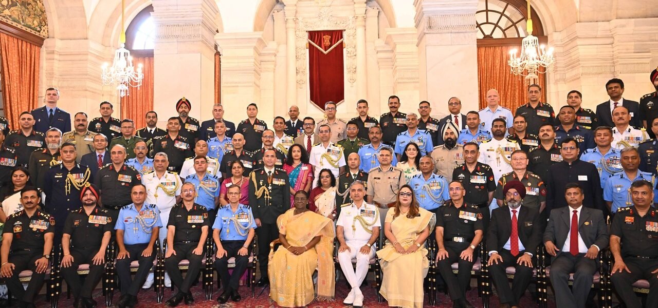 Faculty and course participants of the 66th National Defence College course met the President.