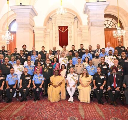 Faculty and course participants of the 66th National Defence College course met the President.